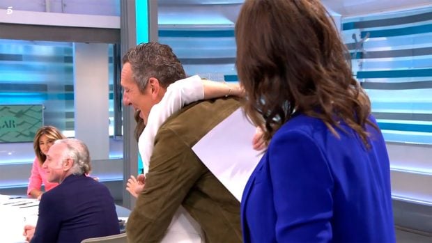 Joaqu&iacute;n Prat abraza a Ana Rosa en plat&oacute;/ Telecinco
