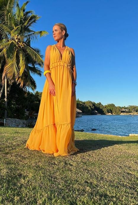 Amelia Bono no ha podido resistirse a este vestido mostaza para sus vacaciones