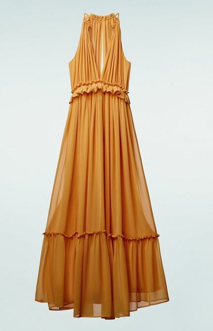 Amelia Bono no ha podido resistirse a este vestido mostaza para sus vacaciones