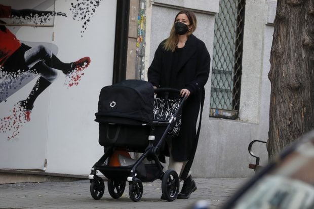 Dafne Fern&aacute;ndez con un carrito / Gtres