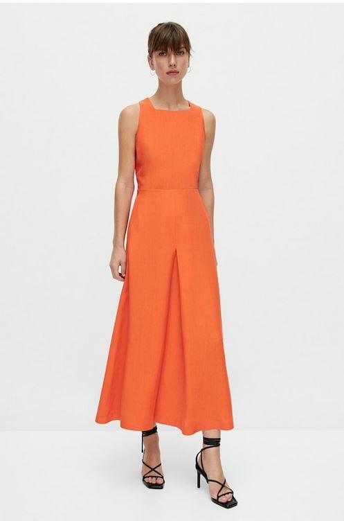 As&iacute; que este es el vestido de Massimo Dutti que confirma cu&aacute;l ser&aacute; el color de esta primavera. Perfecto para los eventos m&aacute;s destacados.