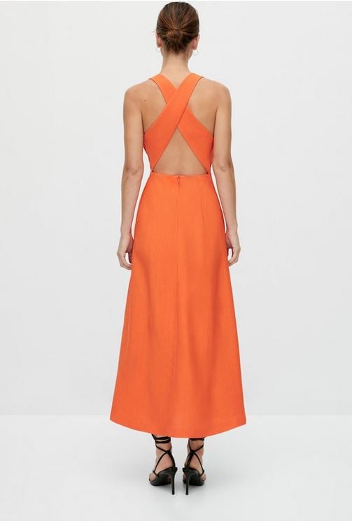 As&iacute; que este es el vestido de Massimo Dutti que confirma cu&aacute;l ser&aacute; el color de esta primavera. Perfecto para los eventos m&aacute;s destacados.