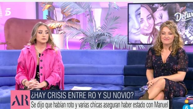 Roc&iacute;o Flores y la periodista Sandra Aladro en el plat&oacute;./Telecinco