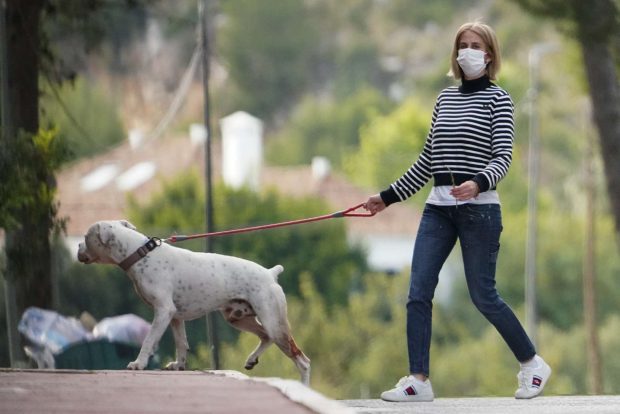 Carmen Janeiro paseando con su perro / Gtres