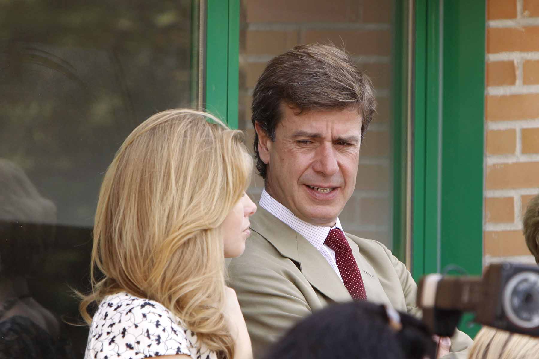 Cayetano Mart&iacute;nez de Irujo y Genoveva Casanova mir&aacute;ndose / Gtres