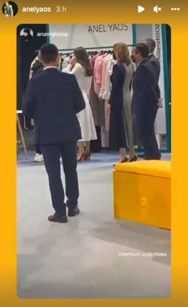 La Reina Letizia viendo un stand de la firma de Anael Yaos./Instagam @anaelyaos