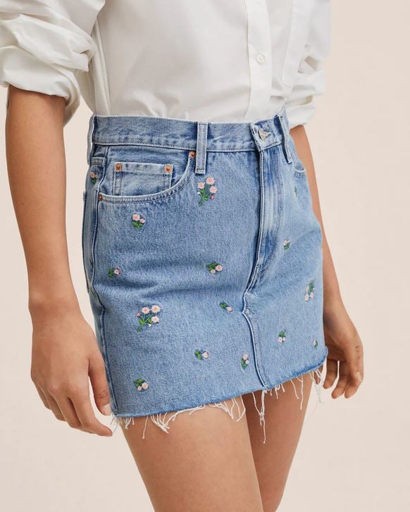 La apuesta segura de Mango: una falda denim con flores