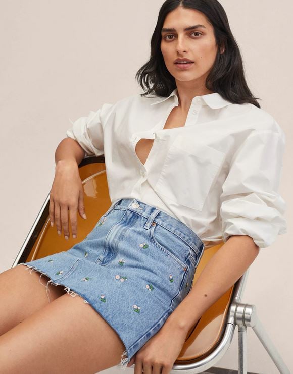 La apuesta segura de Mango: una falda denim con flores
