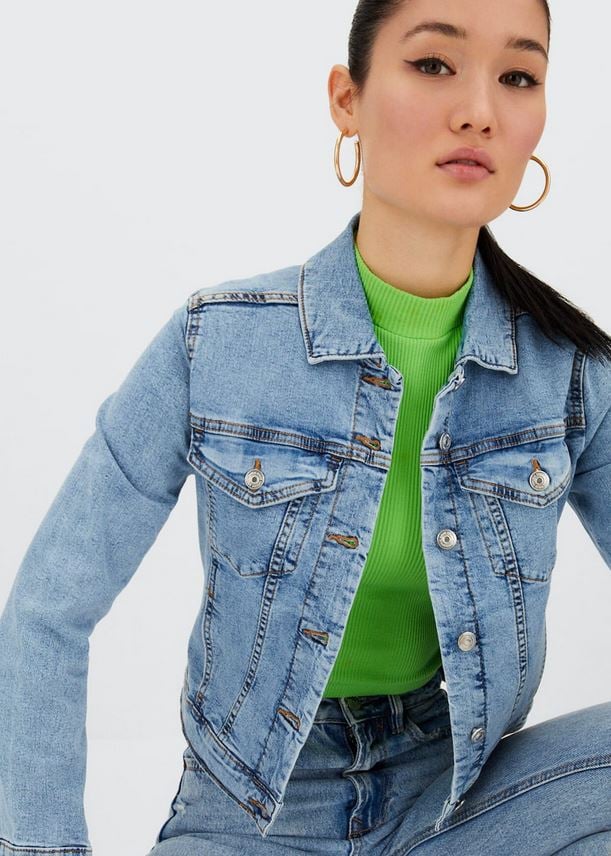 En esta temporada primaveral que vendr&aacute; en breve, debemos contar con prendas con flores y chaquetas de diversos tipos. Y es el caso de la chaqueta vaquera perfecta de Stradivarius