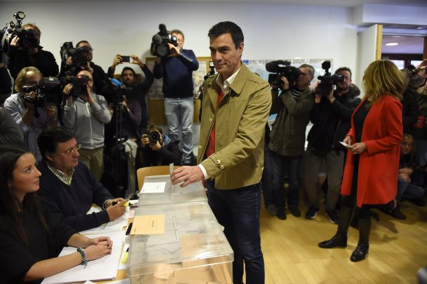 Pedro S&aacute;nchez votando en las elecciones de 2015 / Gtres