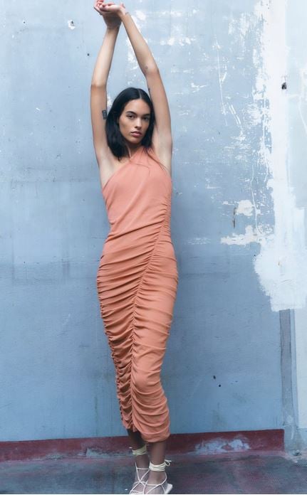 Marca cintura con el vestidazo de Zara en el color que resaltará tu moreno