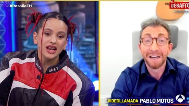Rosal&iacute;a y Pablo Motos en 'El Hormiguero'./Antena 3