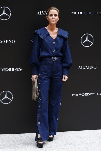 Amelia Bono en un 'photocall' posando con un mono azul./Gtres