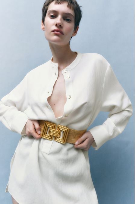 El cinturón de Zara para resaltar tus looks blancos y negros
