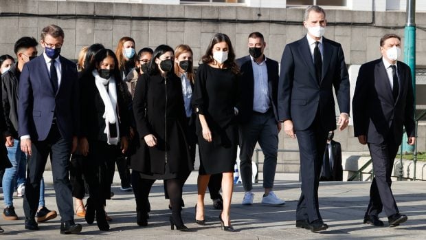 Sus Majestades presiden el funeral de Villa de Pitanxo./Gtres