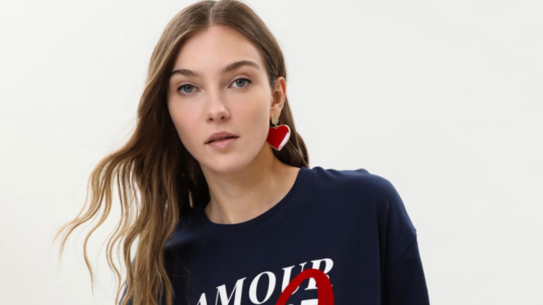 La camiseta de Lefties con el color perfecto para llevar con pantalones claros