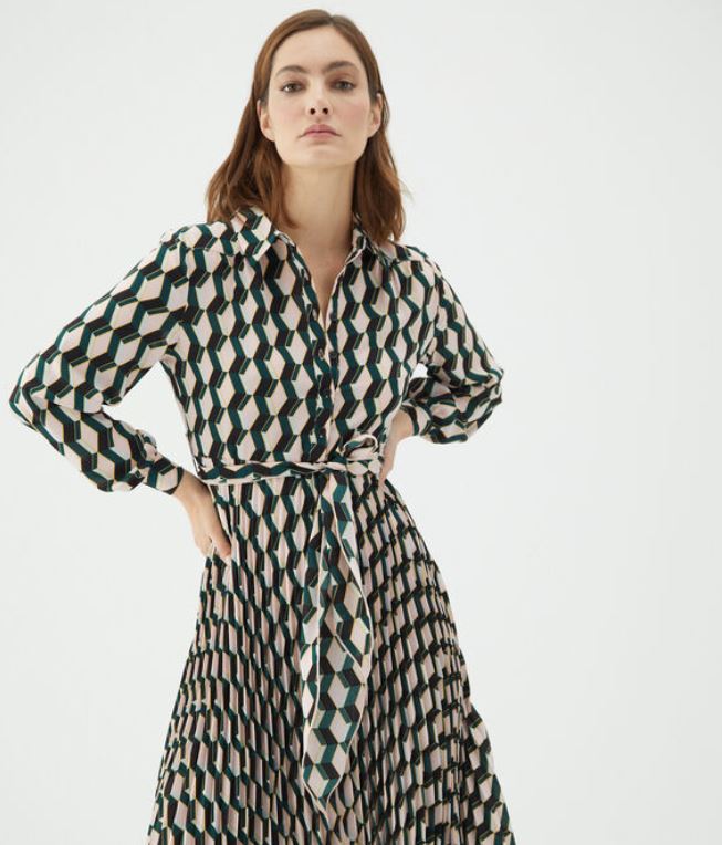 El vestido plisado de Cortefiel que aman las parisinas