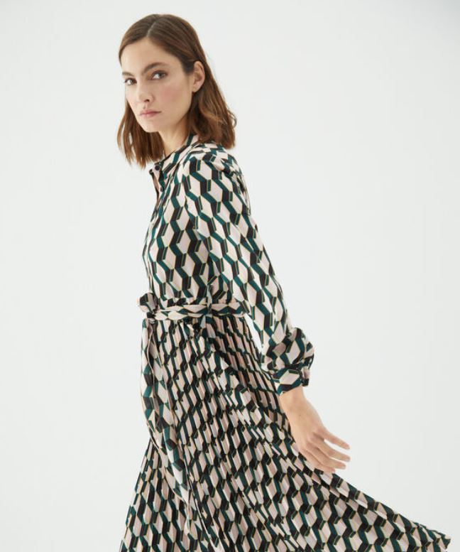 El vestido plisado de Cortefiel que aman las parisinas