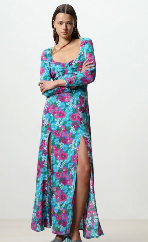 El vestido de Lefties con aberturas para lucir piernas perfectas