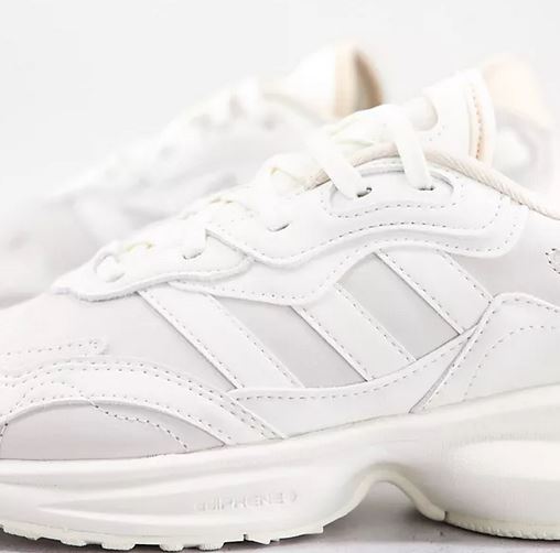 De un color blanco y un dise&ntilde;o especial, las nuevas Adidas que pegan con todo te encantar&aacute;n. Las tienes en Asos y a buen precio