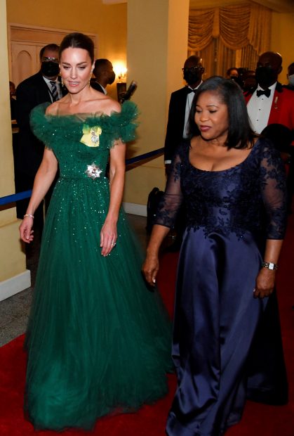 Kate Middleton y Lady Patricia Allen en una cena de gala./Gtres
