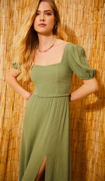 Vestido mangas abullonadas de Stradivarius./Stradivarius