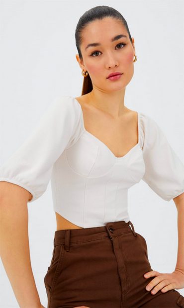 Corset blanco de Stradivarius./Stradivarius