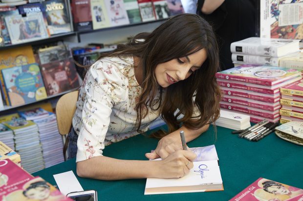Almudena Cid firmando un libro / Gtres