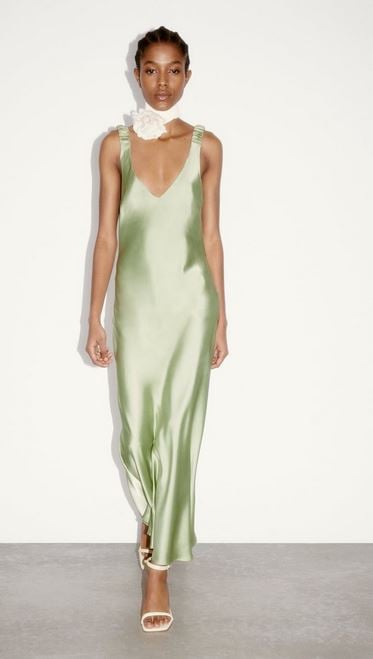 El vestidazo de Zara que puede sacarte de un apuro para una boda