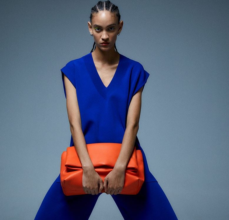 El maxibolso de Sfera con el color m&aacute;s llamativo para los outfits oscuros