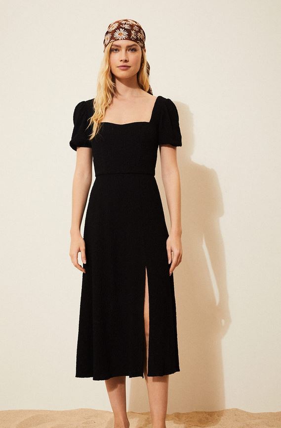 Stradivarius tiene el vestido negro perfecto para este tiempo