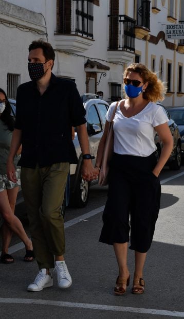 Alberto D&iacute;az y Cristina Soria paseando / Gtres
