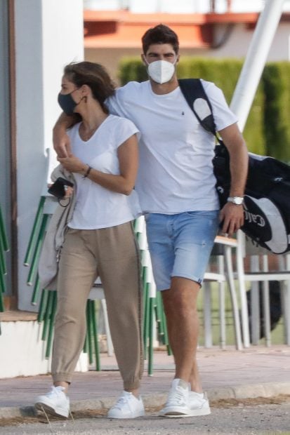 Luc&iacute;a Villal&oacute;n y Gonzalo Melero paseando / Gtres