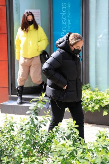 Roc&iacute;o Flores y Olga Moreno andando / Gtres