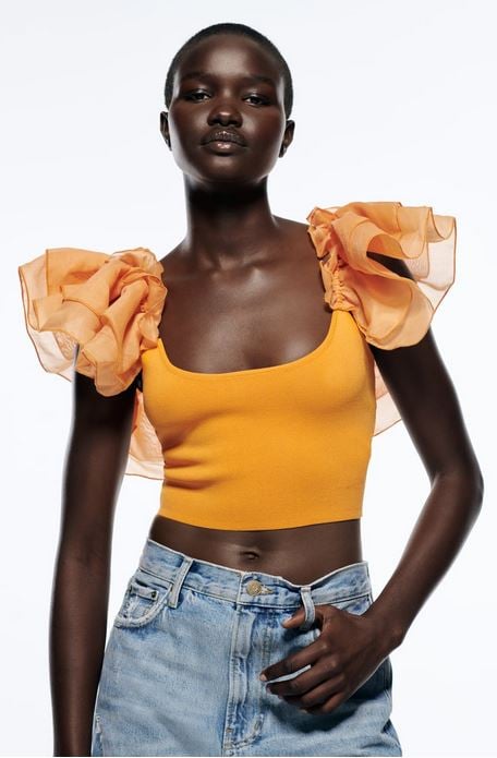 El top de punto de Zara para llevar con pantalones de tiro alto