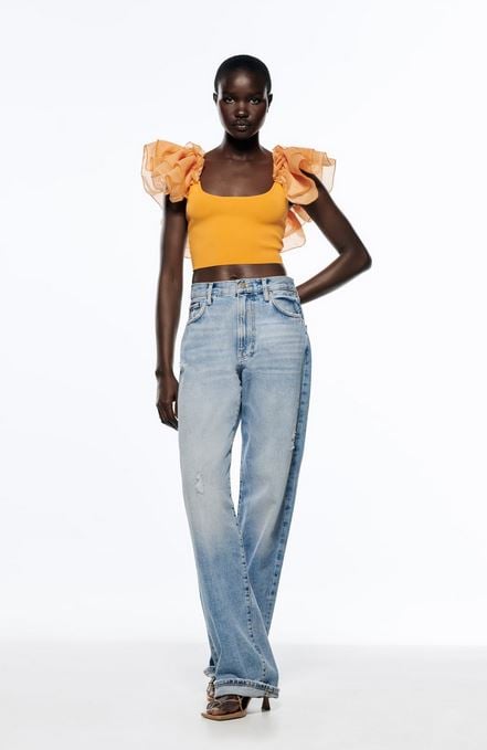El top de punto de Zara para llevar con pantalones de tiro alto