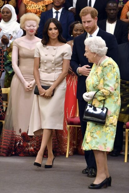 La reina Isabel II junto al pr&iacute;ncipe Enrique y Meghan Markle / Gtres