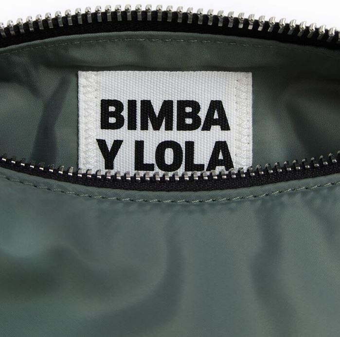 Si debes renovar el lugar donde dejar miles de cosas del hogar, entonces estás de suerte, porque hemos fichado el neceser de Bimba y Lola rebajado para meter tu maquillaje.