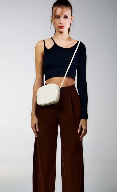El bolso bandolera de nueva temporada de Pull&Bear con el tama&ntilde;o perfecto