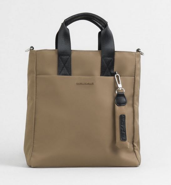 El bolso mochila de Paco Mart&iacute;nez con nylon reciclado