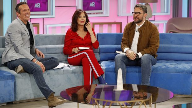 Joaqu&iacute;n Prat junto a Ana Rosa y Maxim Huerta./Gtres