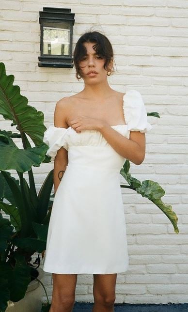 Es realmente sexy y tentador. Hablamos del vestido de lino de Zara que además lleva la espalada descubierta.
