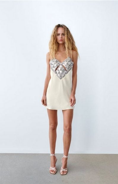 Vestido satinado de Zara./Zara