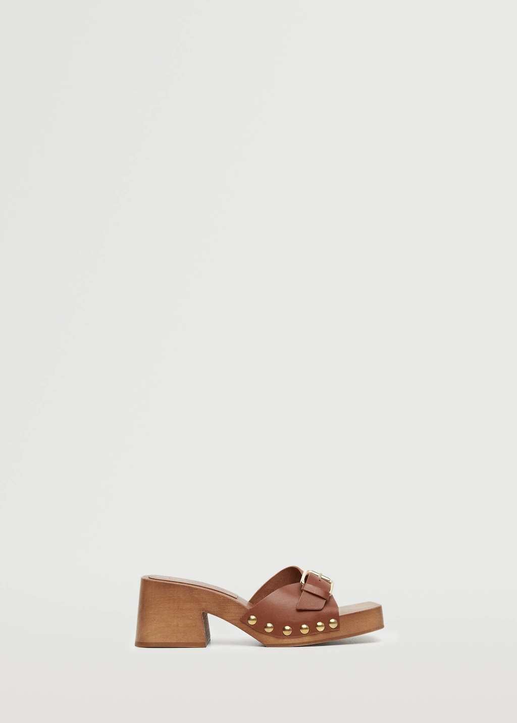 Las sandalias de Mango con tachuelas y tac&oacute;n bajo para ir c&oacute;moda y con estilo