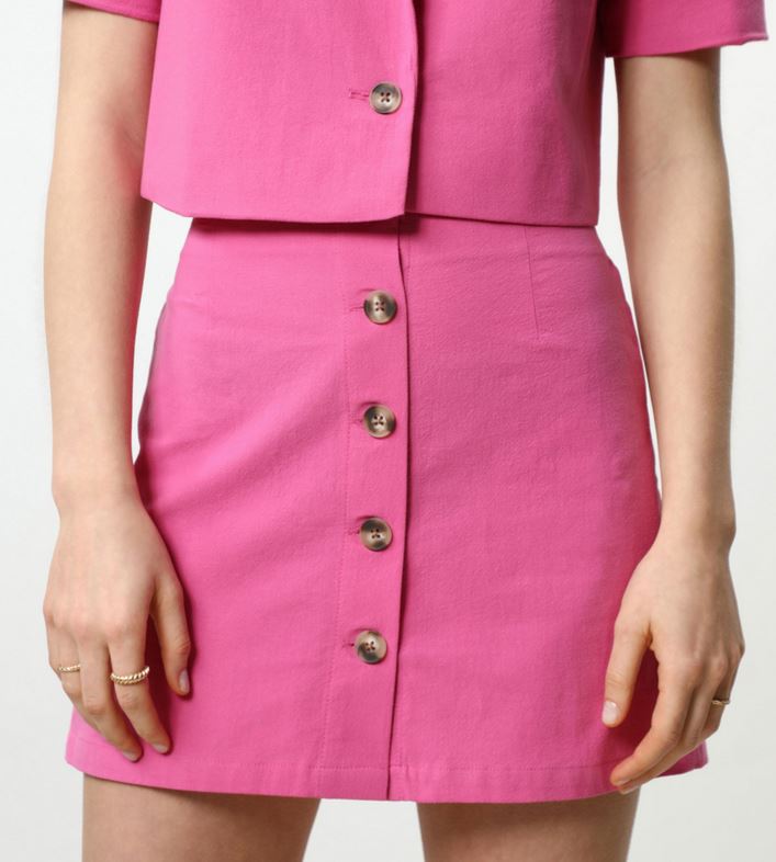 La falda de Lefties con cintura el&aacute;stica para las chicas con caderas anchas