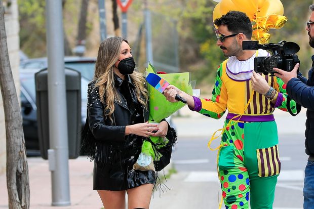 Marta Riesco con un reportero de 'S&aacute;lvame' / Gtres