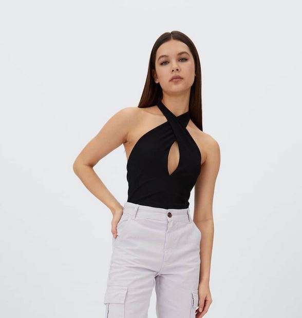 El top atado al cuello de Stradivarius en los cuatro colores tendencia