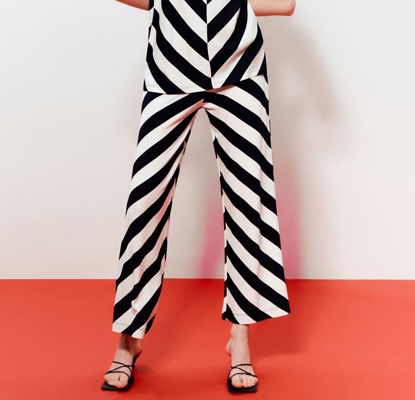 El pantal&oacute;n capri de rayas de Sfera perfecto para llevar con bailarina