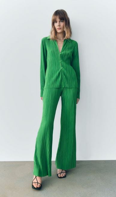 El pantal&oacute;n plisado verde de Zara que hace el efecto de alargar las piernas
