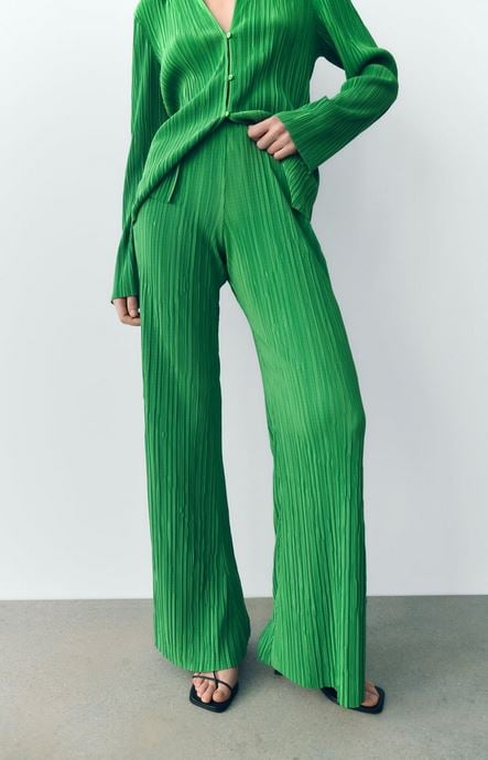 El pantal&oacute;n plisado verde de Zara que hace el efecto de alargar las piernas